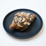 کروسان نوتلا بادام